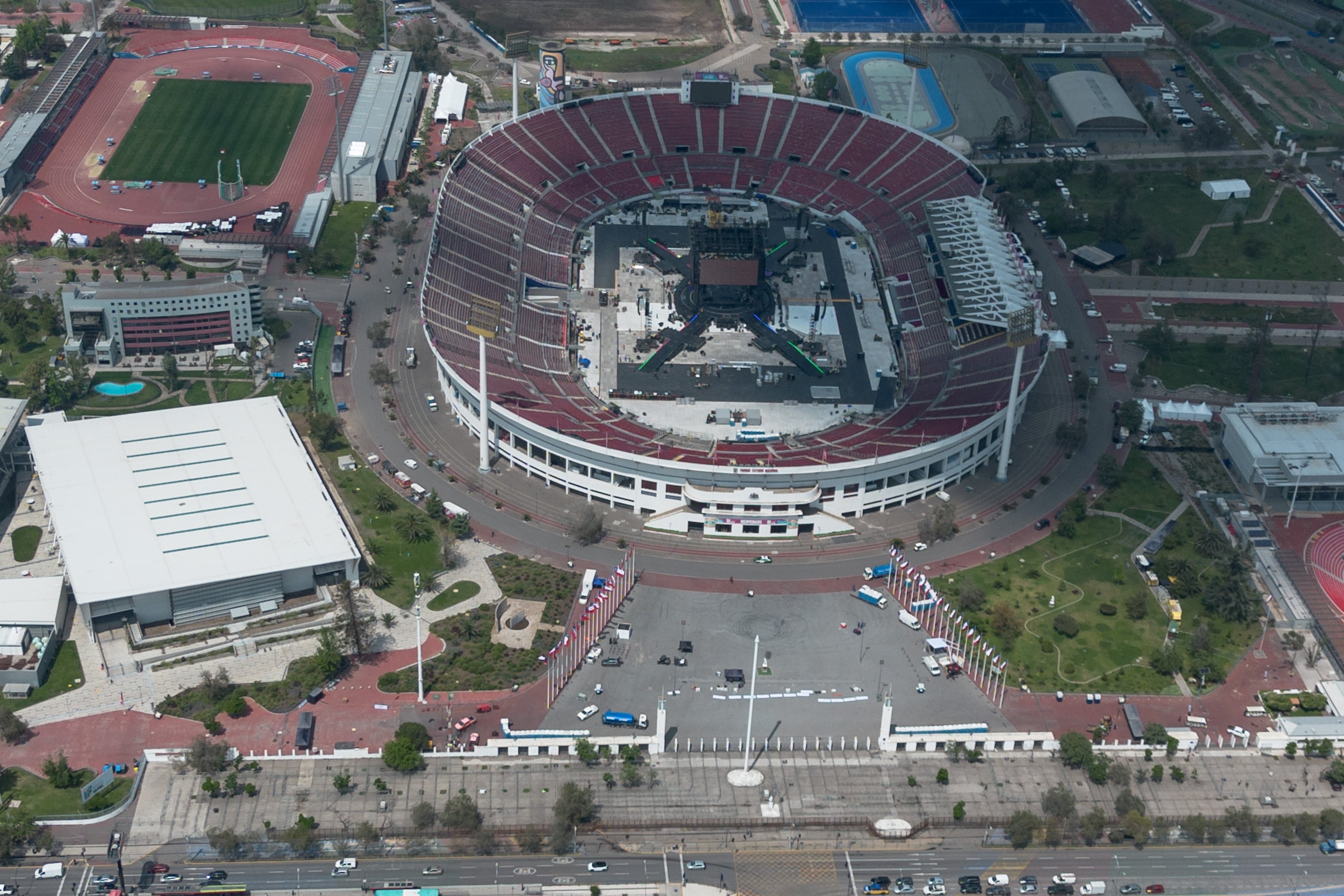 El escenario montado en el Estadio Nacional tiene más de 600 toneladas.