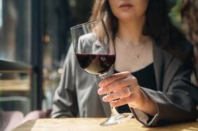 El vino puede ser bueno para el corazón, según un nuevo estudio, pero los expertos no están convencidos