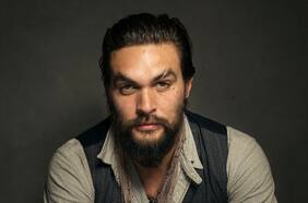 No solo actor: Jason Momoa toca a los Red Hot Chili Peppers en el bajo