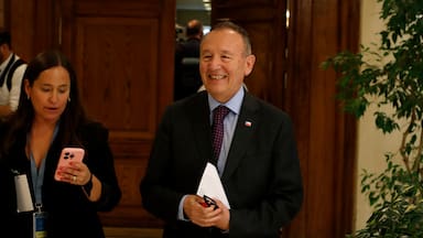 Gobierno se reúne con el PC y el FA y completa ronda de conversaciones para abordar la megarreforma de Kast