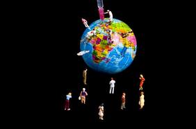 A siete meses de la primera vacunada en el mundo, ya se han repartido casi cuatro mil millones de dosis: ¿Qué países lideran la vacunación?