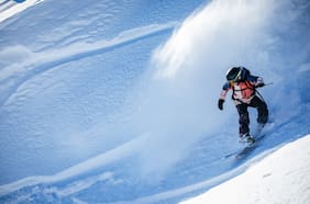 Isidora Assler logra una histórica clasificación y lleva al snowboard chileno al Mundial de Freeride 2026