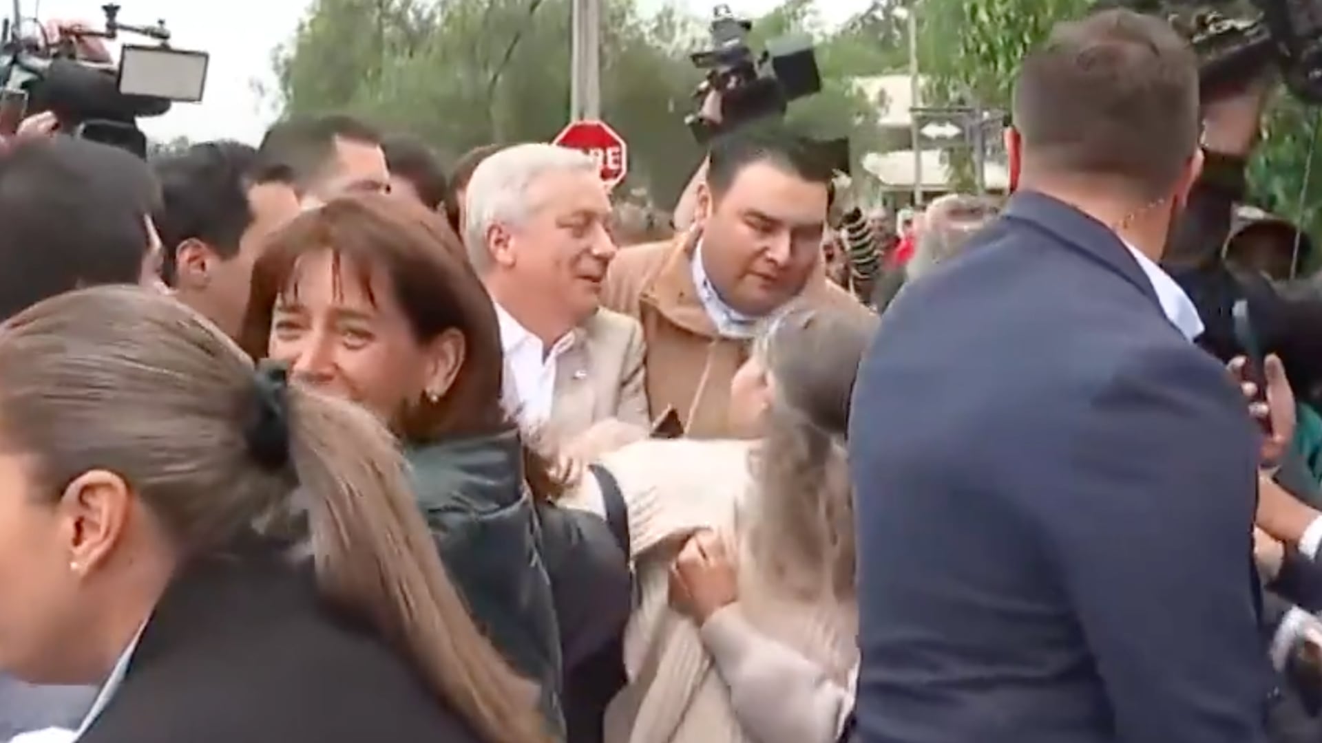 Caótica llegada de José Antonio Kast a su local de votación