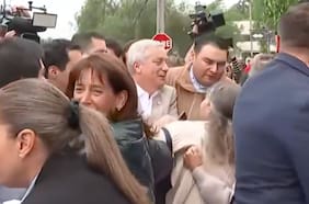 Así fue la caótica llegada de José Antonio Kast a su local de votación