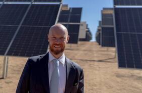 Generadora checa que controla parques solares en Chile solicita su reorganización y apunta a “incertidumbre regulatoria”