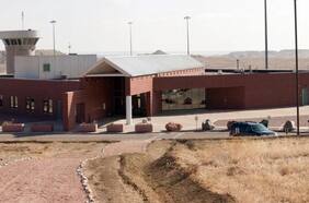 Celdas individuales de concreto y reclusos aislados 23 horas al día: cómo es ADX Florence, la “cárcel más segura del mundo”