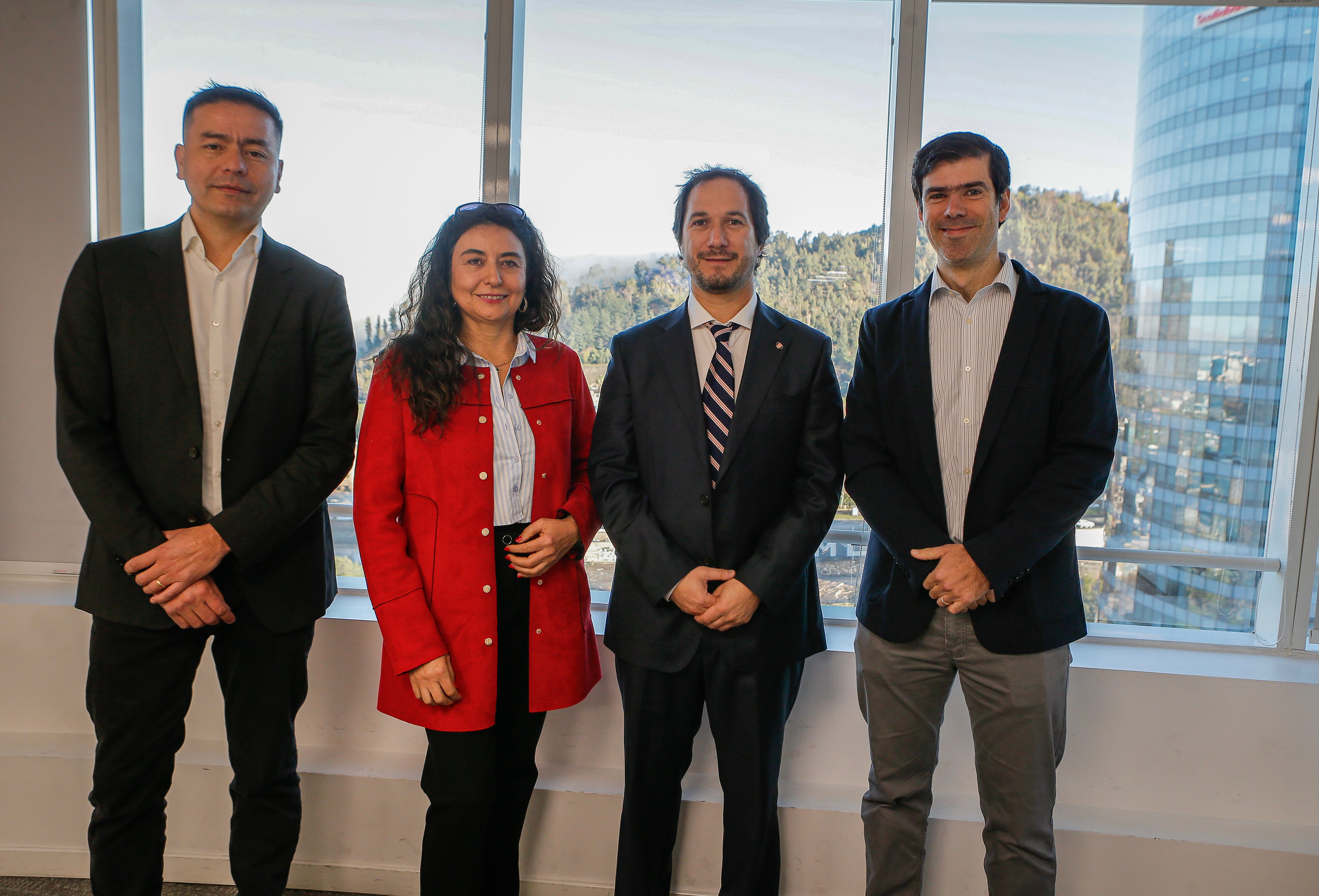 Víctor Cornejo, arquitecto en jefe para América Latina de Red Hat; Ingrid Barahona, Chief Data Officer & Innovation de Experian Chile; José Ramón Abatte, gerente corporativo de Tecnología y Digitalización de CODELCO, y Gustavo Alcalde, gerente general de Banco Ripley.