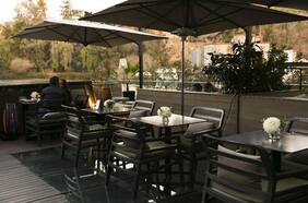 El Hotel Magnolia tiene una terraza escondida en pleno Paseo Huérfanos que es todo un oasis en el centro