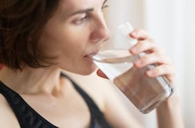El agua alcalina está de moda: esto debes saber antes de beberla