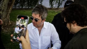 Noel Gallagher sale a saludar a sus fans en Chile: los cinco momentos que marcarán el show de Oasis en Santiago