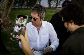 Noel Gallagher sale a saludar a sus fans en Chile: los cinco momentos que marcarán el show de Oasis en Santiago