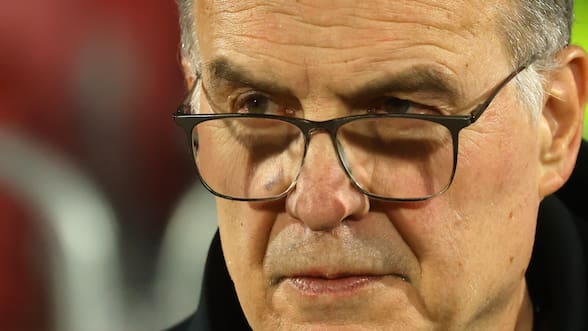 Hermano de jugador de Uruguay arremete contra Marcelo Bielsa a días del Mundial: “Gracias por lesionar jugadores”