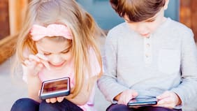 Vacaciones de invierno vuelven a poner a prueba el control del uso de pantallas y redes sociales en menores de edad