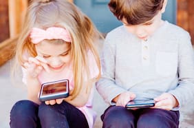 Vacaciones de invierno vuelven a poner a prueba el control del uso de pantallas y redes sociales en menores de edad