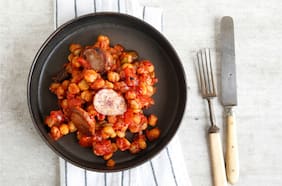 Guiso de garbanzos con tomate y pimentón
