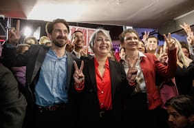 El pesado traje presidencial de Jeannette Jara