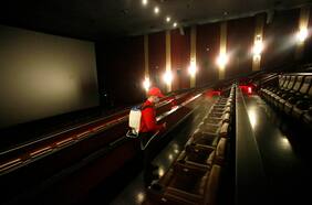 “Sí se puede ir en grupos familiares”: cines despejan dudas por separación de butacas