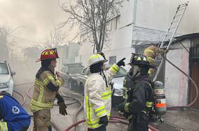 Incendio consume por completo una vivienda en el centro de Santiago: inmuebles colindantes resultaron con daños