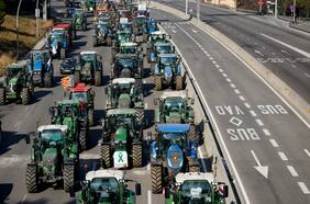 Cientos de tractores ingresan a Barcelona mientras los agricultores españoles bloquean carreteras y queman neumáticos