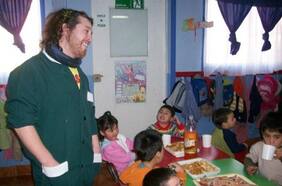 Apenas 49 hombres en el país son educadores de párvulos: U. de Chile y colectivo “Cotonas Verdes” buscan eliminar estereotipo de que solo las mujeres cuidan