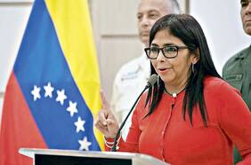 Vicepresidenta de Venezuela queda herida por caída de árbol durante paso del huracán “Beryl”