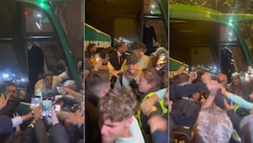 El recibimiento de ídolo que le dio la hinchada del Betis a Pellegrini tras ganar el derbi al Sevilla de Alexis y Suazo