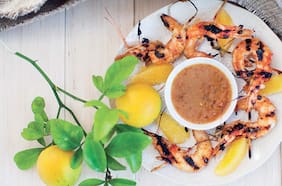 Brocheta de camarones con adobo de naranja, maní y curry