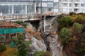 Lluvias generan deslizamientos en edificio afectado por socavón