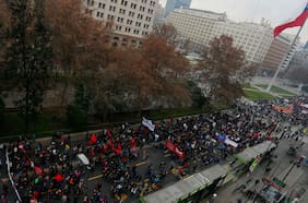 Estudiante resulta baleado en medio de una marcha en el Centro de Santiago
