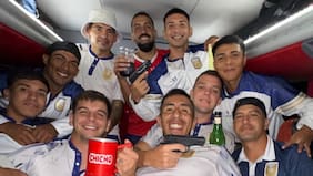 Escándalo en el fútbol argentino: jugadores celebraron el paso a la final del Ascenso posando con dos pistolas