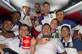 Escándalo en el fútbol argentino: jugadores celebraron el paso a la final del Ascenso posando con dos pistolas