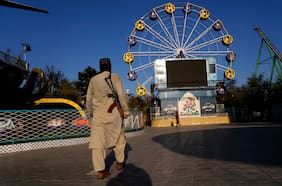 La última ofensiva de los talibanes contra las mujeres afganas: les prohíben la entrada a parques de atracciones y gimnasios