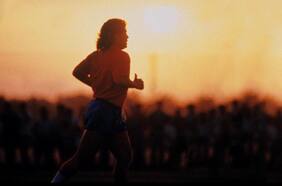 Un ensayista contra Maradona: “Sus restallantes éxitos hacen olvidar los muchos fracasos de su carrera”