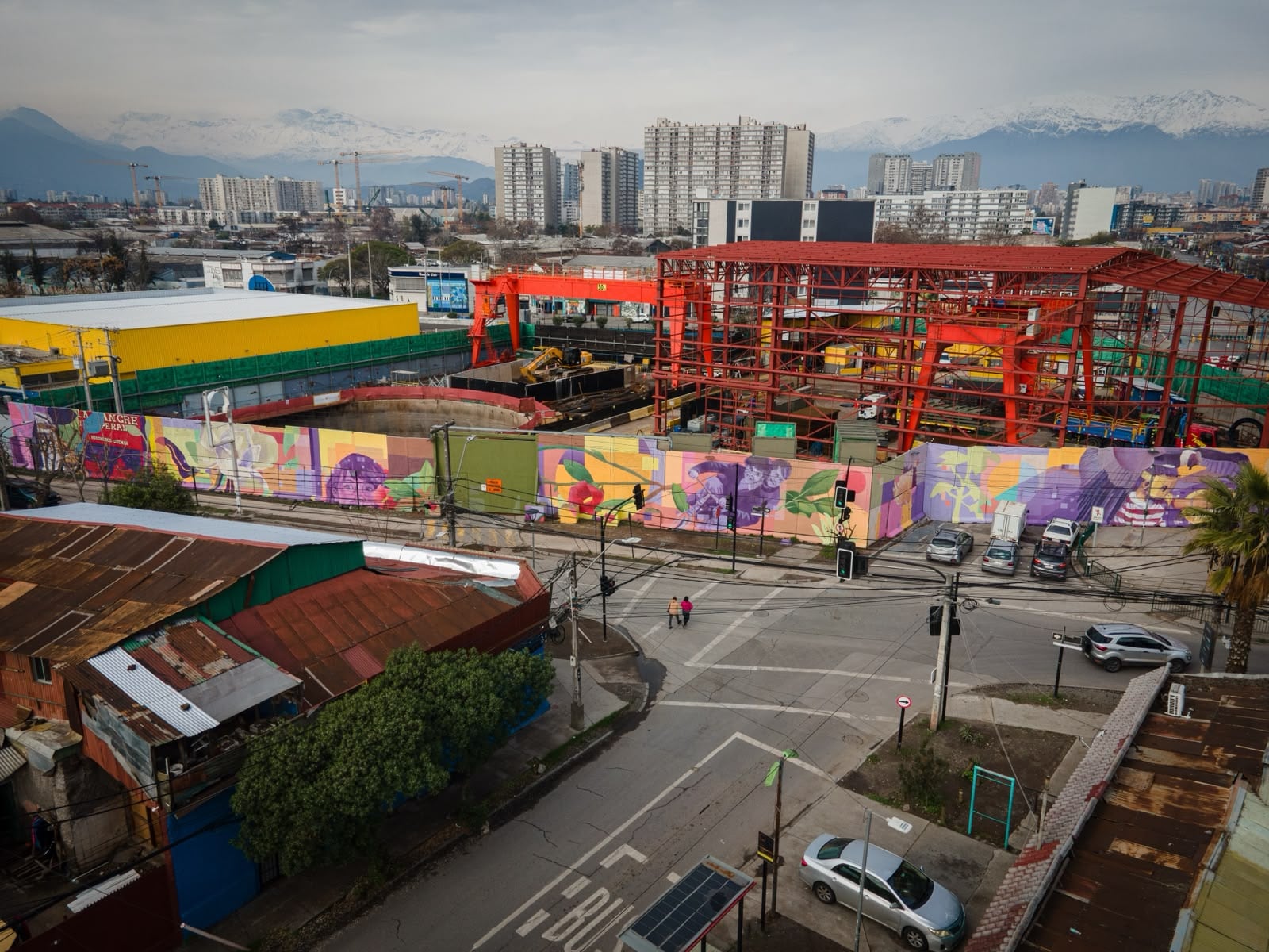 Metro inaugura mural participativo en cierre perimetral de faenas por futura estación de la Línea 7 en Quinta Normal