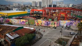Metro inaugura mural participativo en cierre perimetral de faenas por futura estación de la Línea 7 en Quinta Normal