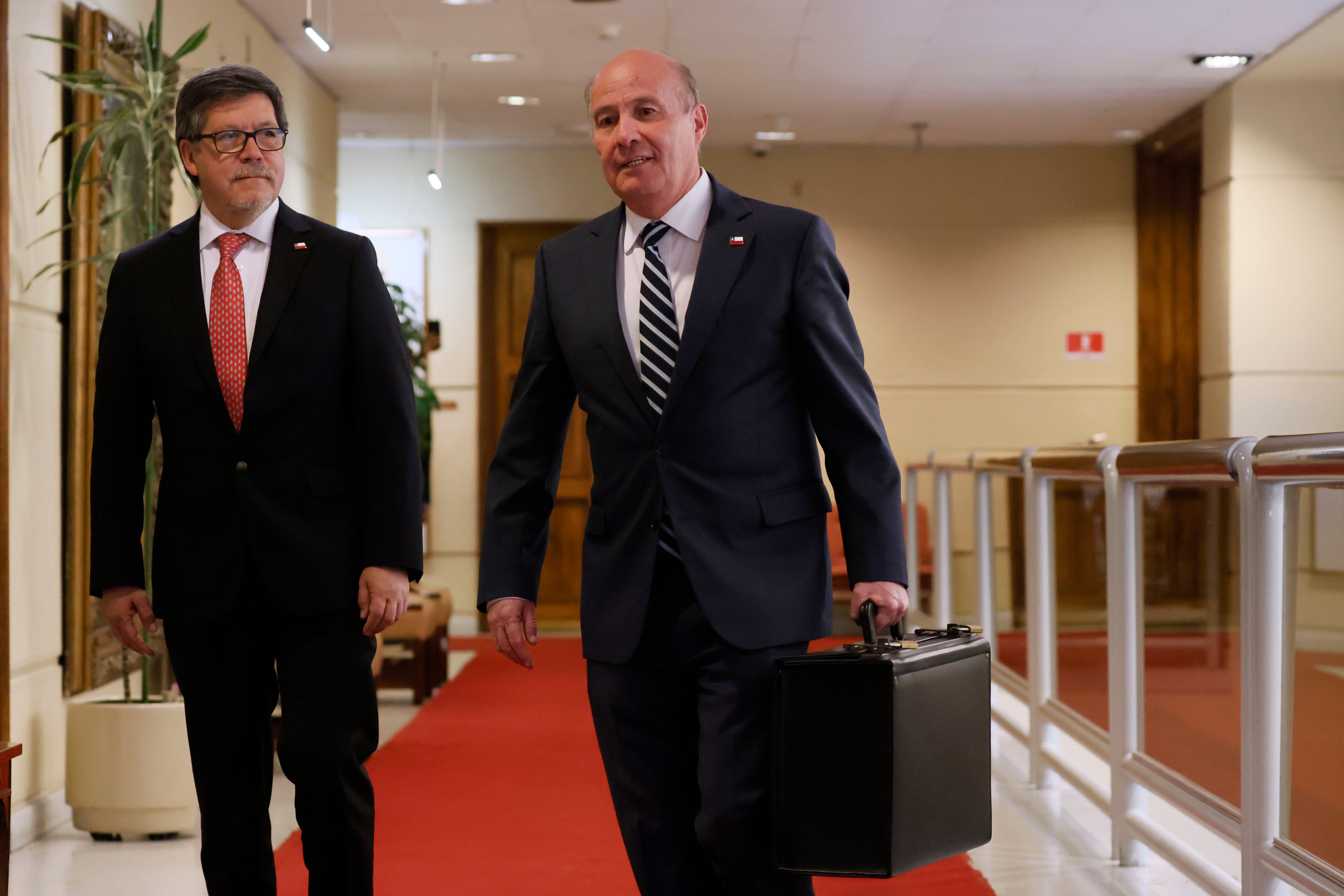 Valparaiso, 30 de septiembre 2026
El ministro de Hacienda, Jorge Quiroz, junto al director de presupuestos, Jose Pablo Gomez, realiza entrega formal del proyecto de Ley de Presupuestos 2027 en el Congreso Nacional
Sebastian Cisternas/Aton Chile