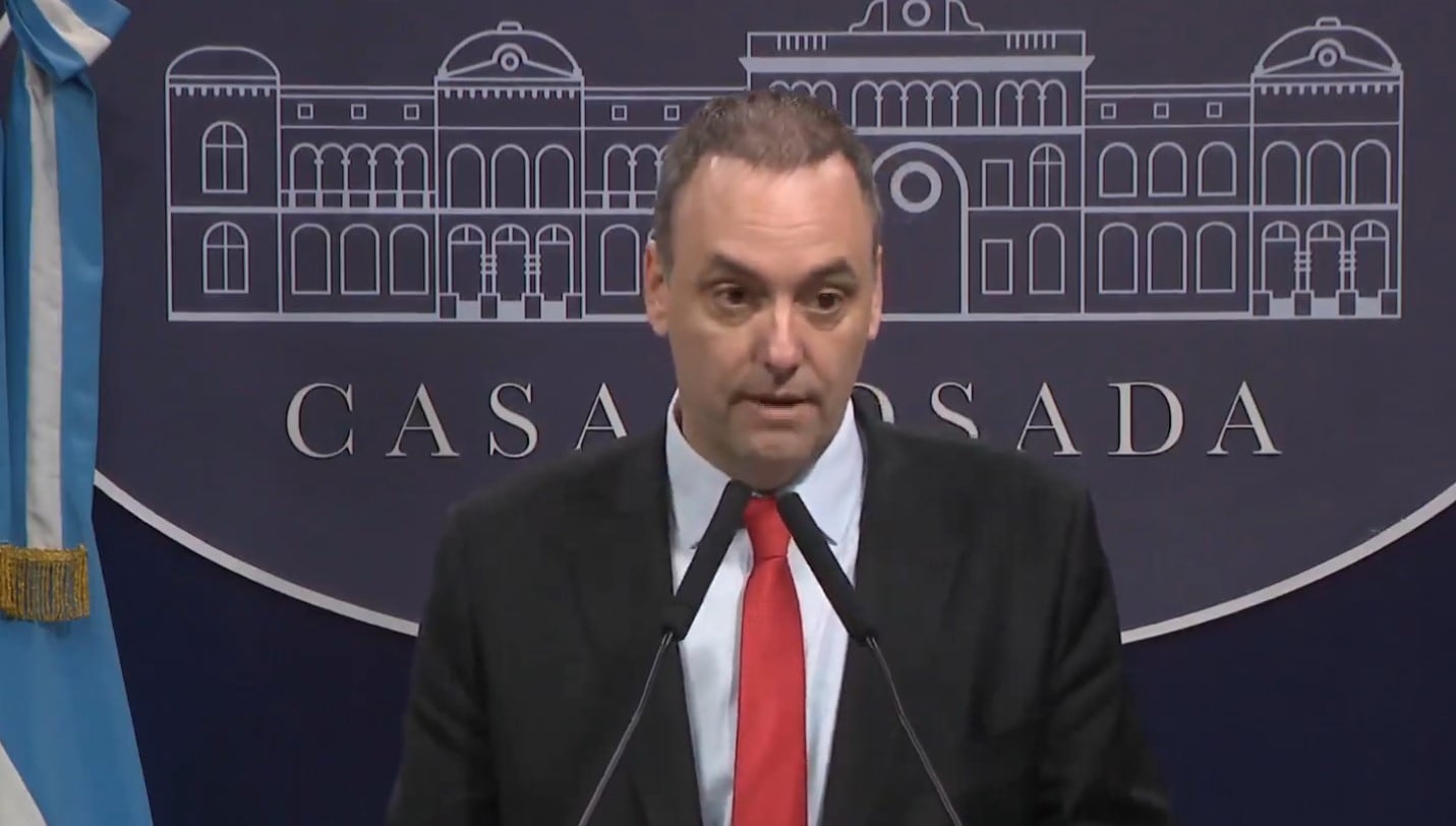 Jefe de gabinete de Milei admite que omitió declarar medio millón de dólares