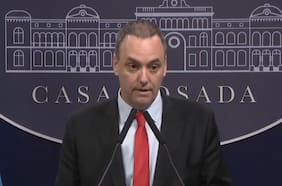 Jefe de gabinete de Milei admite que omitió declarar medio millón de dólares
