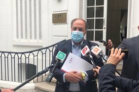 Líder de los empresarios dice que debieran estar prohibidas las reuniones en pubs, pero que la construcción no puede volver a cerrar