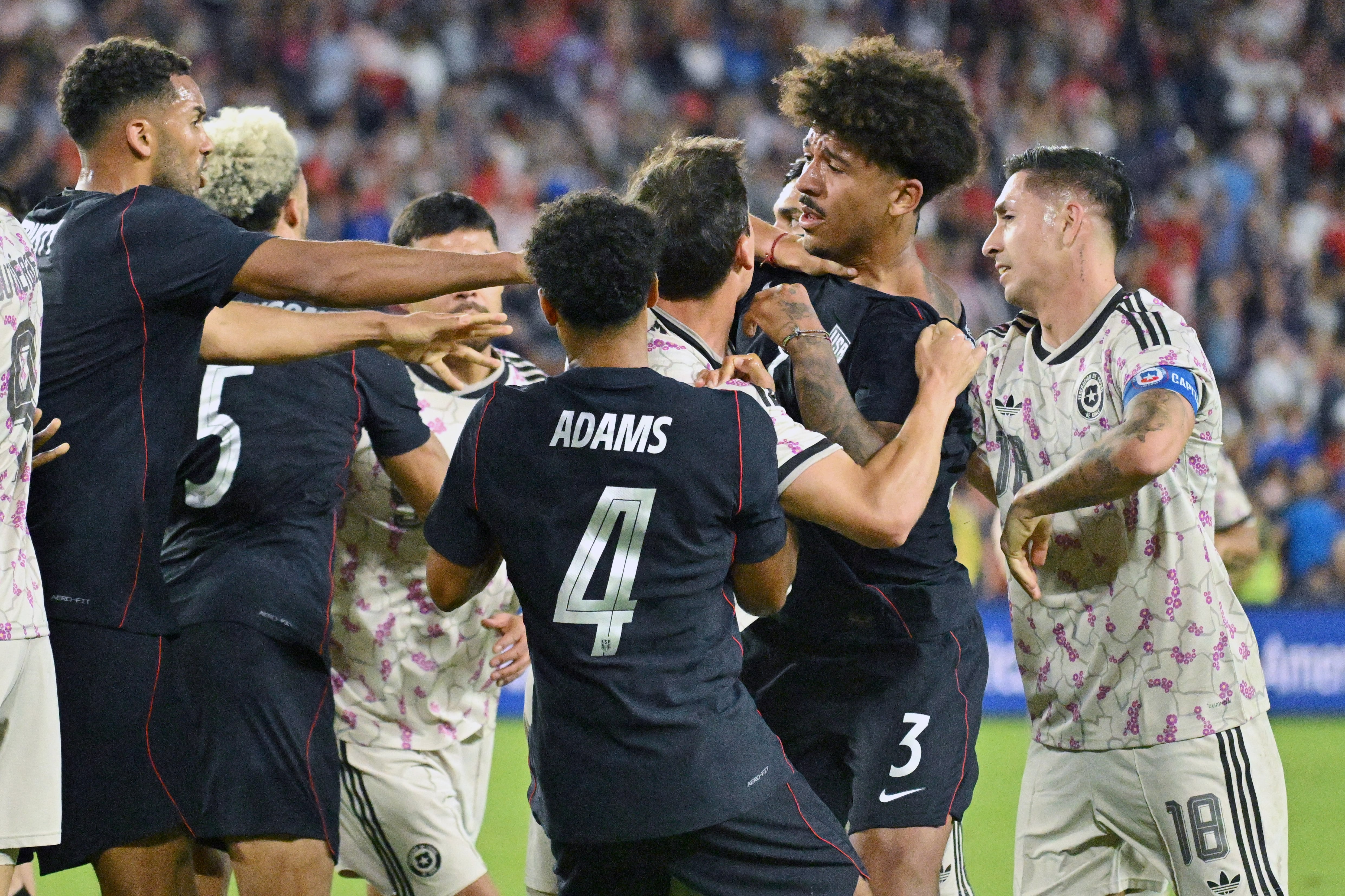 A los empujones y encarándose: el lamentable final entre los jugadores de Estados Unidos y Chile