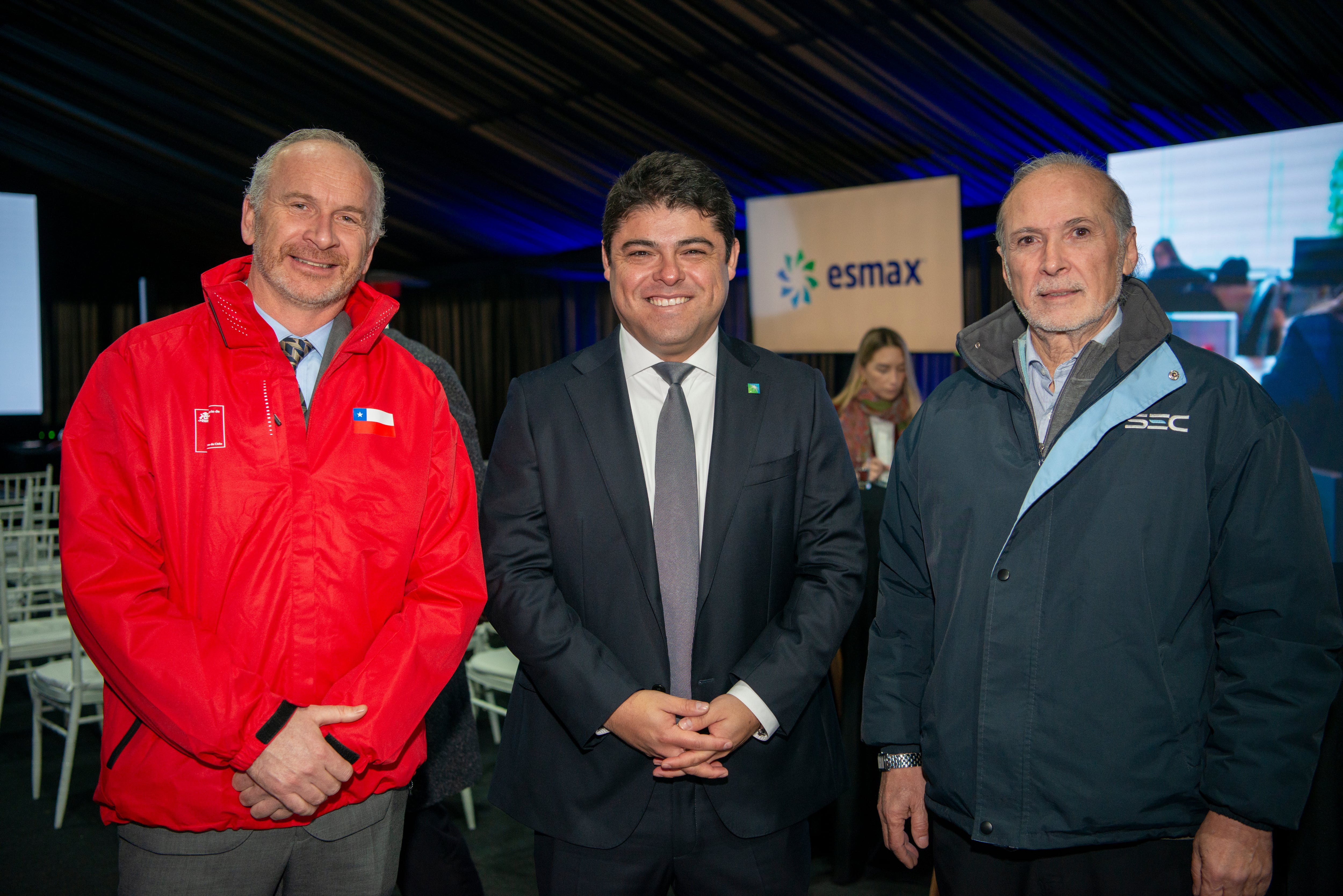 Andrés Niklitschek, seremi de Energía de Los Lagos; Andrés Garay, gerente de Logística Combustible y Abastecimiento de Esmax y Álvaro Loma-Osorio, director regional de SEC Los Lagos.