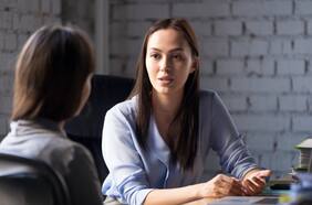 7 frases que utilizan las personas con “mala etiqueta verbal”, según un experto en oratoria