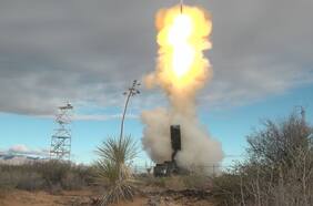 Cómo es el lanzamisiles estadounidense que enfurece a China