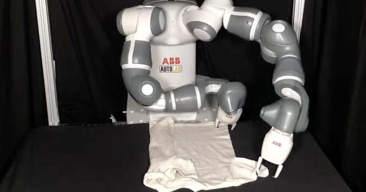 Pull Robe Using Robo Robot que dobla prendas de ropa marca un récord - La Tercera