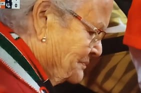 Adulta mayor que se emocionó tras el gol de Alexis conmueve a Sevilla y es furor en las redes sociales