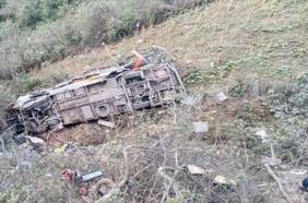 Al menos ocho personas murieron luego que un bus cayera a un precipicio en el norte de Perú
