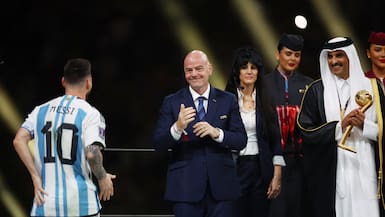 “Has tenido un rendimiento increíble”: Infantino vuelve a rendirse a los pies de Messi ante el nuevo récord de La Pulga