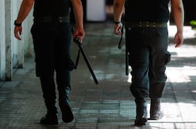 Detienen a tres gendarmes acusados de homicidio por omisión de un interno de la cárcel de Acha