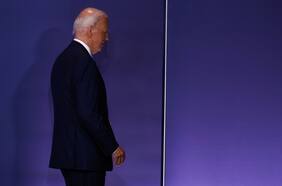 Congresistas demócratas piden a Biden que se retire de la carrera presidencial tras defender su candidatura