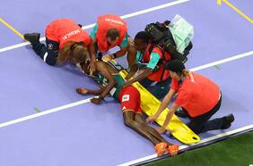 La terrible caída del récord mundial de los 3000 metros con obstáculos: queda noqueado y es retirado en camilla